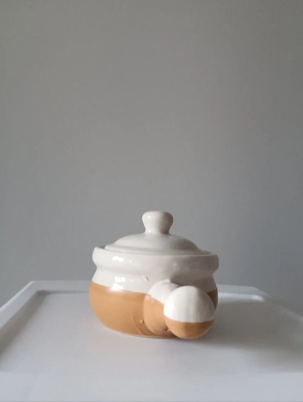 Vintage Handled Ceramic Crock French Onion Soup Bowl & Lid Bakeware Tan White